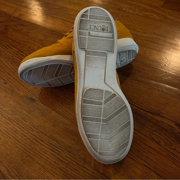 ✨HUSH PUPPIES | Women's Upbeat Suede Golden Sun Sneaker✨ - Picture 5 of 7